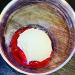 いちごのソース付きのミルクアイスは定番の人気アイスです！
