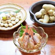 野菜は地元のもの、魚は近海で獲れたものを仕入れています。新鮮で状態の良いものを厳選していて、何を食べても納得の美味しさ。季節の旬食材もあり、季節の移ろいを感じさせてくれる料理を堪能できます。