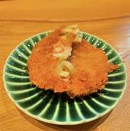 ラーメンコロッケは麺、なると、ネギ、メンマ、ゴロゴロチャーシューがたっぷり入り、しょう油ラーメンスープで味付けをした舟場αオリジナルのコロッケです！