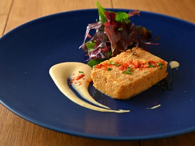 香りや食感にもこだわり、魚のおいしさを存分に味わえるスペインのテリーヌ『カサゴとホタテのパステル』