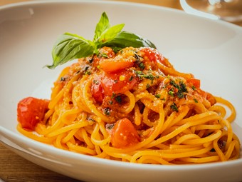 甘みたっぷりでまろやかな自家製トマトソースパスタ『トマトバジリコ』