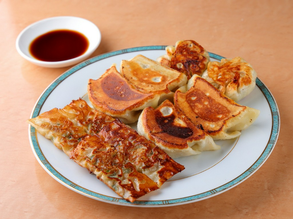4種の餃子を一皿で味わう！『餃子の盛り合わせ』
