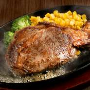 メキシコ産の牝子牛を使った『リブロースステーキ』はしっとりとした上品な肉質とほのかな甘みが特徴。熱々鉄板の上で、自家製のソースがジュワッと弾け、肉が焼ける芳しい香りがふわりと広がります。