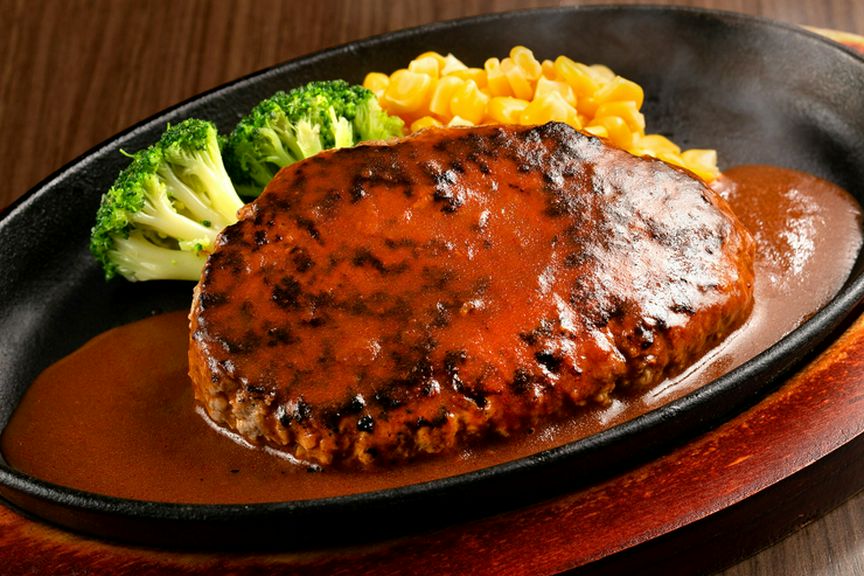 玉ねぎの甘みと、粗挽き肉の旨みにノックアウトされる自家製『ハンバーグ』