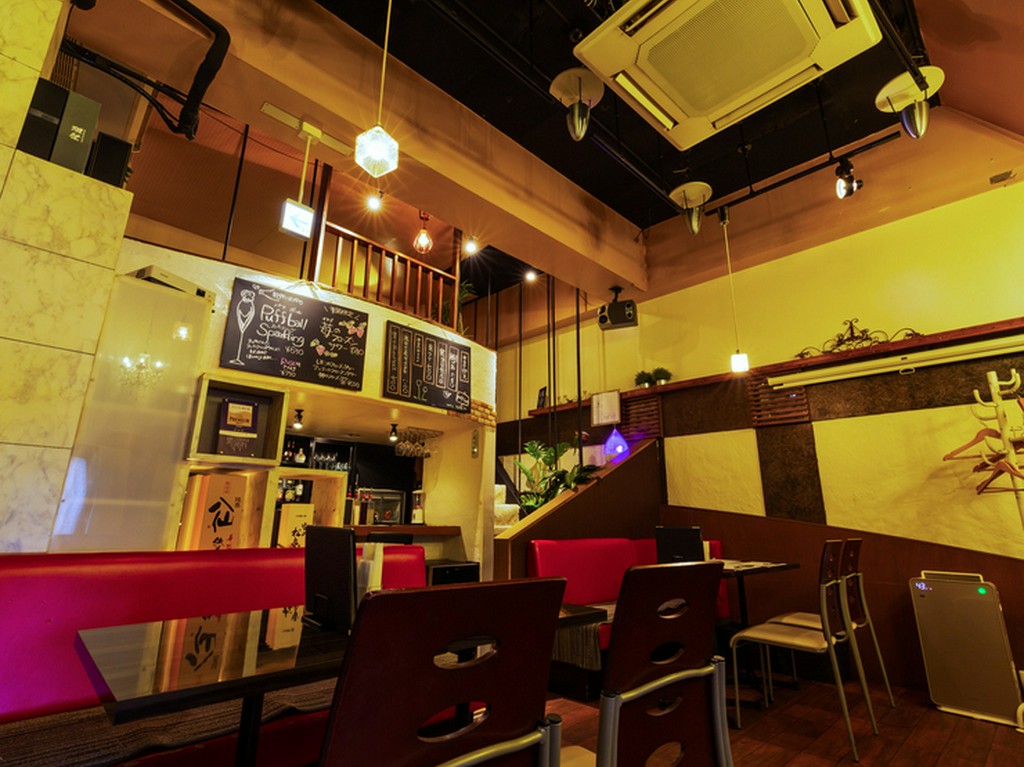 一人でも気兼ねなく来店できるカウンター席を4席完備