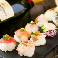 寿司ネタはその日仕入れた鮮魚を使用しているので、おいしさは抜群。薬味もネタに合わせて山わさびを使うなど工夫をこらし、野菜のあしらいも美しくSNS映え必至。小皿料理もつき、酒のつまみとしても楽しめます。