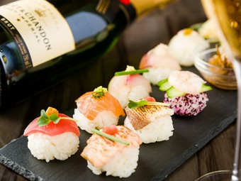 味はもちろんキュートな見た目に女子のハートは釘付け。手まり寿司8貫を一度で楽しめる『パフボール寿司』