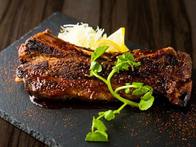 外はコンガリ、中はジューシー。濃厚な旨みを余すことなくいただける『スペアリブの旨辛南蛮味噌焼き』