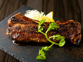 外はコンガリ、中はジューシー。濃厚な旨みを余すことなくいただける『スペアリブの旨辛南蛮味噌焼き』