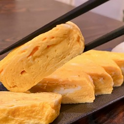 出来立てのシットリ＆フワフワの状態で提供。おいしい卵とだしの比率にもこだわった『だしまき玉子』