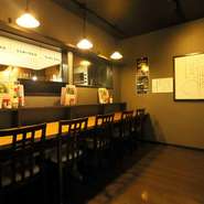 カウンター席も完備している【鶏鍋　鳥縁】。隣同士に腰掛けて座れば、ほかのゲストと顔を合わすこともありません。仕事終わりに待ち合わせて、カジュアルな食事デートにもぴったりです。