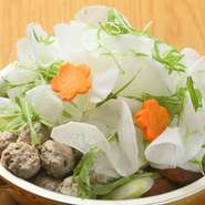 お肉と野菜をたっぷりとれる鍋料理。「マダム鶏子」を団子にし、大根や人参などと一緒に清湯スープで素材のおいしさを味わっていただきます。一滴も残さず飲み干したくなる一品です。