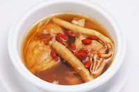 朝鮮人参、枸杞、鶏肉が入った身体に効く薬膳スープ（お一人用）