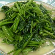 台湾からの直送野菜【空心菜】をさっぱりとした塩味とニンニク風味で炒めたお料理。