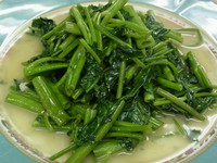 台湾からの直送野菜【空心菜】をさっぱりとした塩味とニンニク風味で炒めたお料理。