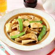 台湾マコモ筍と豚肉を特製バーベキューソースで炒めたお料理です。マコモ筍のシャキッとした食感が食欲をそそります。