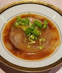 台湾のローカル屋台フード「バーワン」
「千と千尋の神隠し」で注目を集めた屋台料理です！
さつま芋の粉と片栗で覆われており、中には豚肉・椎茸・筍などの食材が入っており、甘辛いタレでお召し上がりください。
