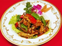 【当店オリジナル料理】
うなぎを高温で揚げて特製の甘酢ソースで炒めたお料理です。酸味とうなぎの相性抜群のくせになるお料理です！