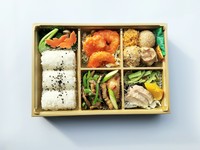 中華定番料理、チンジャオロースやエビチリからデザート自家製ゴマあげ団子までバラエティーに富んだお弁当です。
★２個よりご予約承ります。
※１０個以上のご注文より配達受け承ります。前日１５時までに要予約