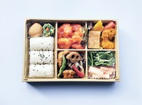 渡り蟹など海鮮がメインの贅沢なお弁当です。
★２個よりご予約承ります。

※１０個以上のご注文より配達受け承ります【前日１５時までに要予約】