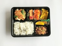 回鍋肉（ホイコーロー）、エビチリなどご飯がすすむお弁当です。
★２個よりご予約承ります。
※１０個以上のご注文より配達受け承ります【前日１５時までに要予約】