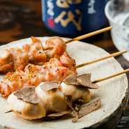 滋賀県特産の地鶏「近江軍鶏」は、甘みがあり、脂肪分も少ないため旨みが強く、歯ごたえが適度にある鶏肉です。その「もも」と「むね」を味わえるのが『近江軍鶏 正肉』。ぜひ賞味あれ。