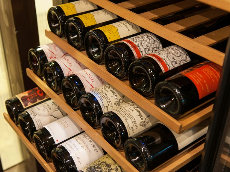 シェフの料理に合わせたナチュールワインが100種類