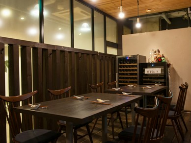 親しい人との食事に。リラックスできるシンプルモダンな空間