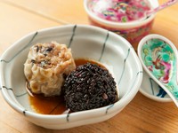 手切りした道産豚とひき肉を合わせた肉肉しい味わい。黒豆に近い食感の黒千石がアクセントになっています。
※写真左。右は『鶏肉とクワイの黒米焼売』