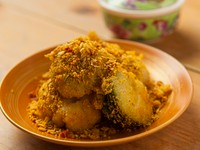 北海道の代表的な食材タチ（白子）に、カレーやクミンなどが入ったスパイシーな香りのパン粉をかけていただきます。