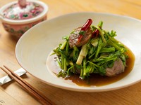 皮目にしっかり火入れした合鴨をカットし、セリと軽く炒め合わせた一品。味付けは醤油と日本酒だけとシンプルで、素材の味が引き立っています。鴨鍋とセリ鍋をかけ合わせるという斬新な発想から誕生したのだとか。