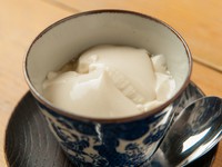 食事の後は、中国料理の定番デザート『杏仁豆腐』を。杏仁の香りをつけて煮出すところから手づくりされており、食後でも食べやすい柔らかく、プルンとした食感になっています。