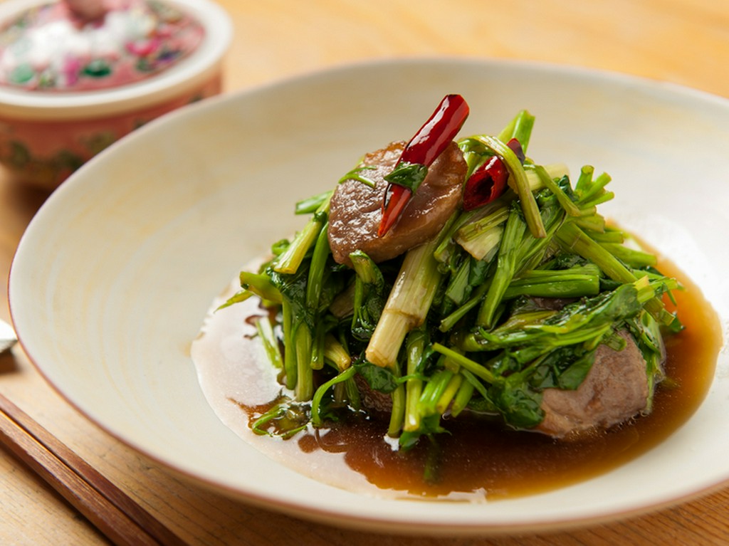 日本酒の香りと醤油の味わいが絶妙な『合鴨とセリの醤油炒め』