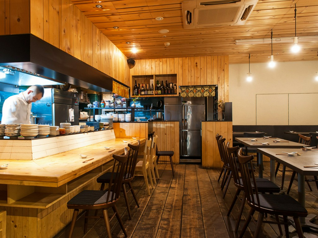 温かみのある内装と照明が、落ち着いた雰囲気を演出