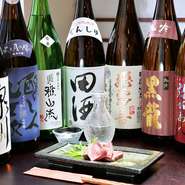 福島の『寫樂』『飛露喜』、島根の『王禄』など、名酒と呼ばれる酒を中心に常時約30種類を揃えています。季節ごとはもちろん、仕入れにより入れ替えもあるので、飽きることなくいろいろなお酒が楽しめます。