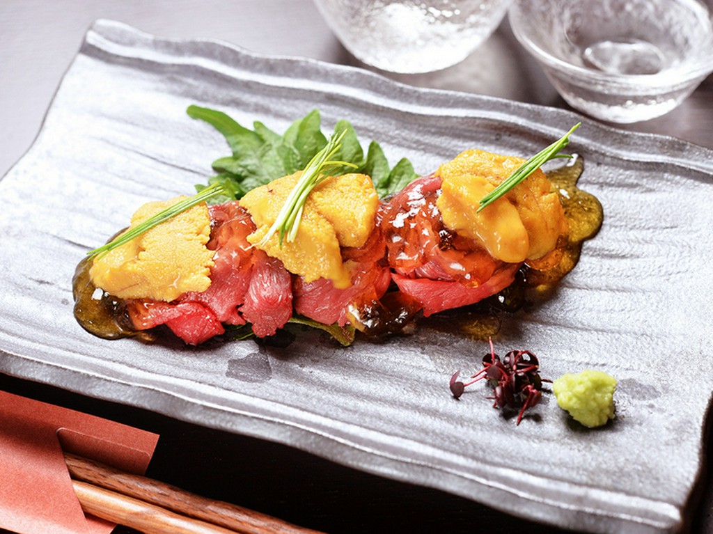 馬肉とうにの出会いがこの上なく贅沢な肴に！『うにの馬刺し巻き』