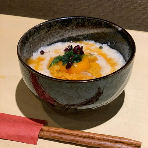 卵かけご飯にうにを載せるとこんなにゴージャスに