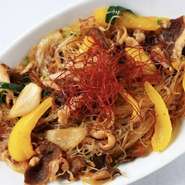細切りにした牛肉と野菜を甘辛く炒めて春雨と絡めた逸品。ごま油の香りが食欲をそそります。