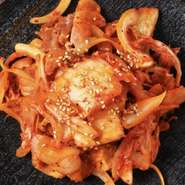 甘みある豚肉と酸味とコクのあるキムチが絡み合って絶品です☆定番の一品。