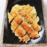 とろっとしたチーズ部分と焼けた香ばしいチーズ部分が組み合わさり、とても美味しいチヂミです♪