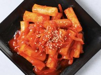 甘辛く炒められたトッポギは韓国定番。