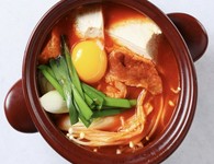 海産物や豚肉で出汁をとり、ネギ、にんにく、唐辛子、ごま油、塩などの韓国料理定番の材料を入れて煮る鍋料理です。