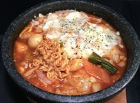 たっぷりの野菜とトッポギを辛く煮込み乾麺を入れた屋台定番ラーメンです。