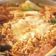 韓国大衆鍋料理の一つ。ラーメン入りで若者に大人気のジャンキーな辛いお鍋です。