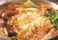 韓国大衆鍋料理の一つ。ラーメン入りで若者に大人気のジャンキーな辛いお鍋です。