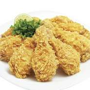 こだわりの鶏肉をオリジナルスパイスで味付け、韓国チキン特有のサクッザクッの食感に揚げました！お好みでマスタードや塩につけてお召し上がりください。