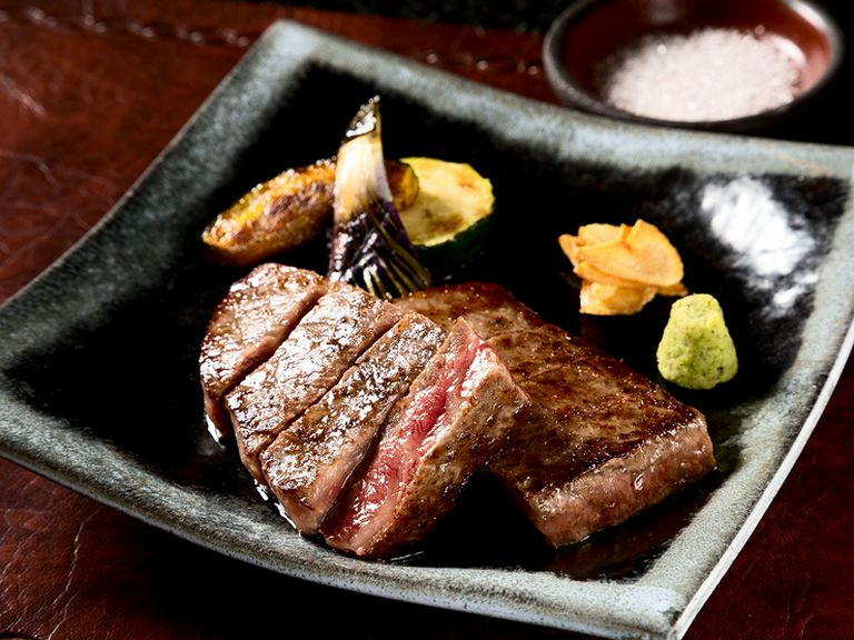和牛A5ランクの赤身肉！　旨みのある脂もさっぱりいただける『前沢産　牛モモステーキ』100g〜