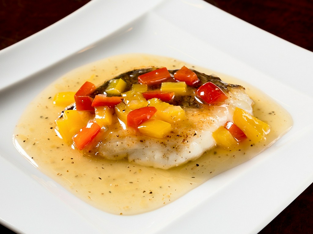 皮はパリッと中はふんわり焼き上げた『秋田県産　真鯛ステーキ　白ワインパプリカソース』