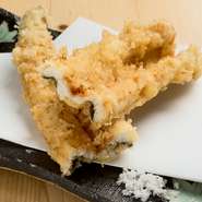 胡麻油で一本丸々揚げた『穴子の天ぷら』は驚くほどふんわりとした食感