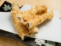 大船渡から直送される穴子を店でさばいて提供。胡麻油で1本丸々揚げた『穴子の天ぷら』は驚くほどふんわりとした身と薄い衣のサクサクとした食感が絶品！シンプルに塩で味わえば、ほんのりとした甘みが広がります。